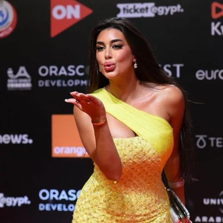 لوك ياسمين صبري يضجّ جاذبية وأنوثة في  حفل افتتاح مهرجان الجونة السينمائي 2021