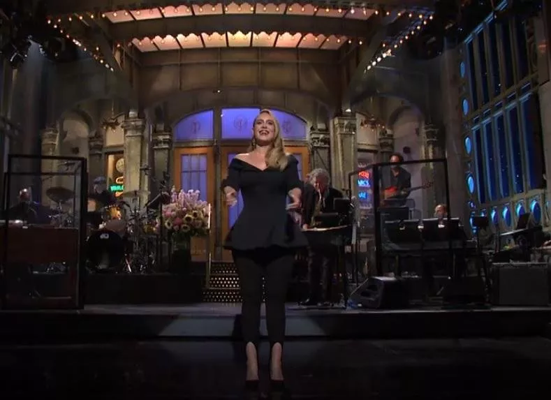 إطلالات اديل في برنامج Saturday Night Live: عودة قويّة بعد غياب