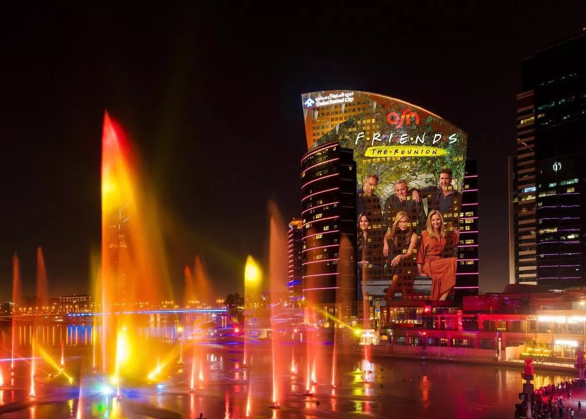 دبي فستيفال سيتي يتيح لزوّاره التقاط صور تذكارية مع نجوم مسلسل فريندز