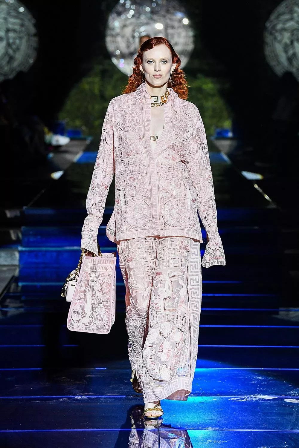 تعاون Fendi x Versace في أسبوع الموضة في ميلانو... لحظة تاريخيّة في عالم الموضة