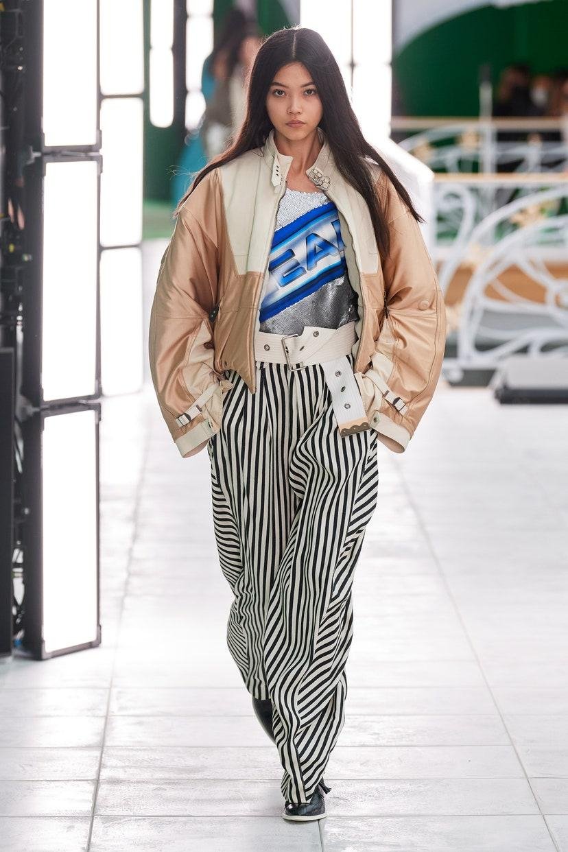 Louis Vuitton LV أخر صيحات الموضة أسبوع الموضة ملابس ملابس مطبّعة بخطوط عمودية، اخر موضة ربيع 2021 Vertical Stripes Fashion Trends Spring Summer