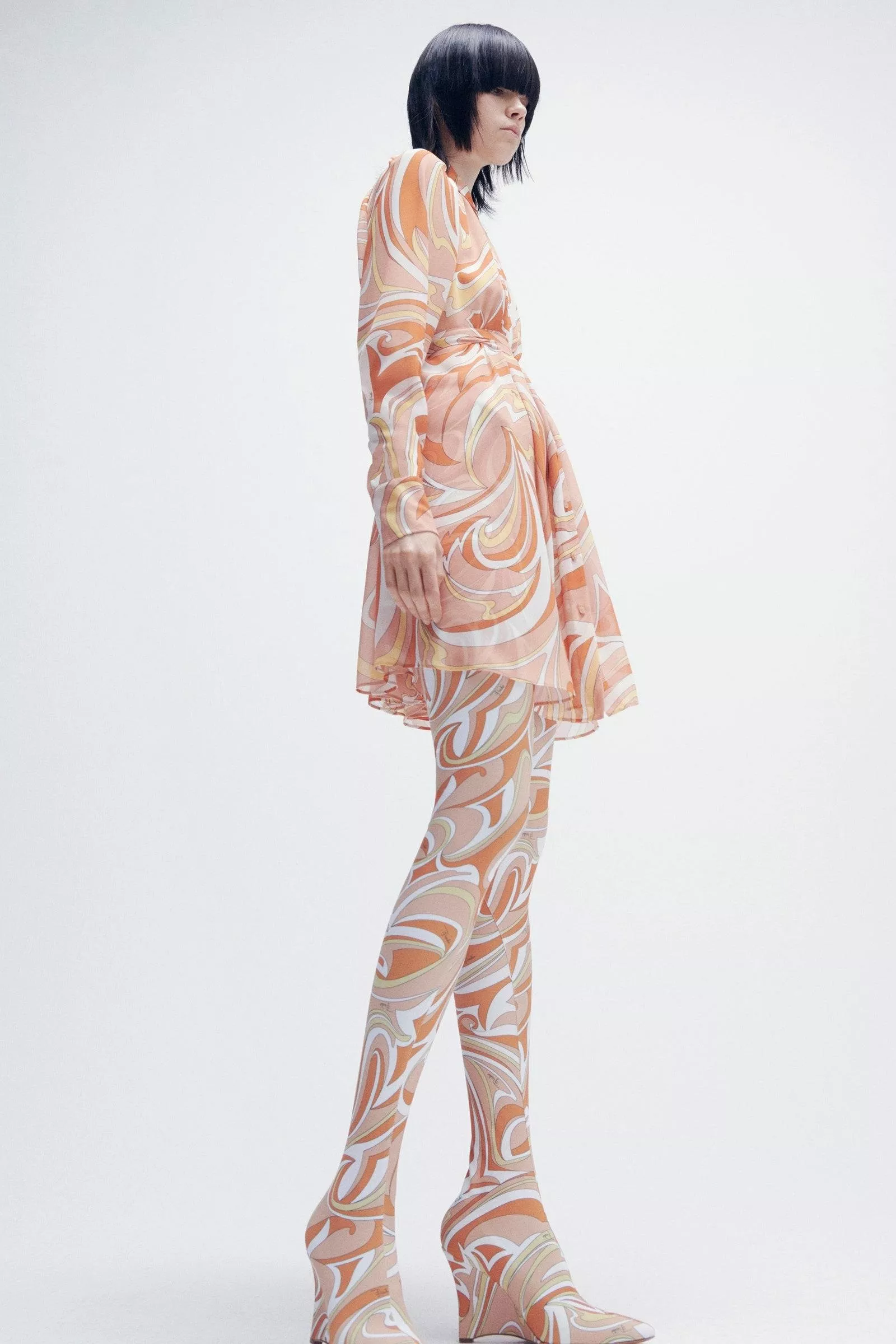 جوارب نايلون طويلة بألوان ملفتة: من أجمل صيحات خريف وشتاء 2021-2022! تسوّقيها