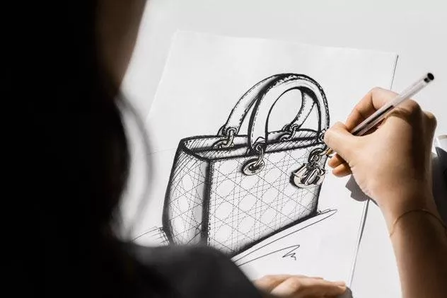 ديور تقدّم حقيبة ليدي ديور Lady Dior وروابطها الرمزية مع ليدي ديانا