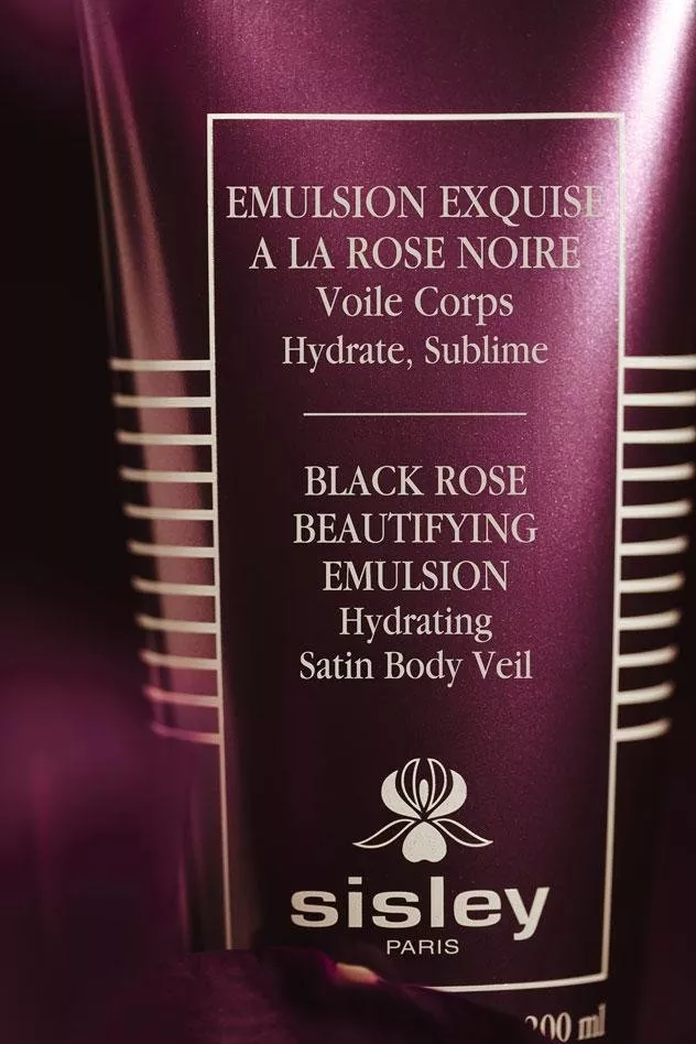 سيسلي تطلق مستحلب الوردة السوداء  لتحسين البشرة Black Rose Beautifying Emulsion