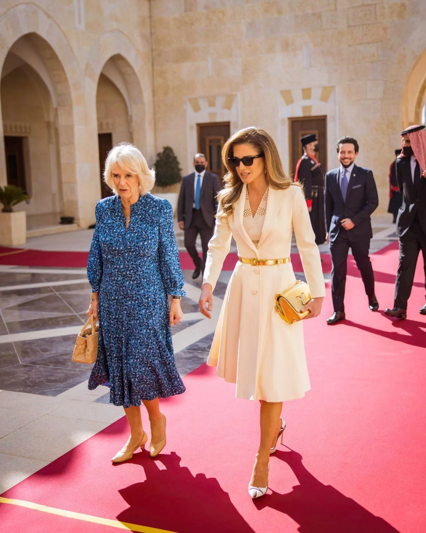طلّتا الملكة رانيا خلال استقبال الأمير تشارلز والدوقة كاميلا، نافست بهما لوكات الملكات العالميات