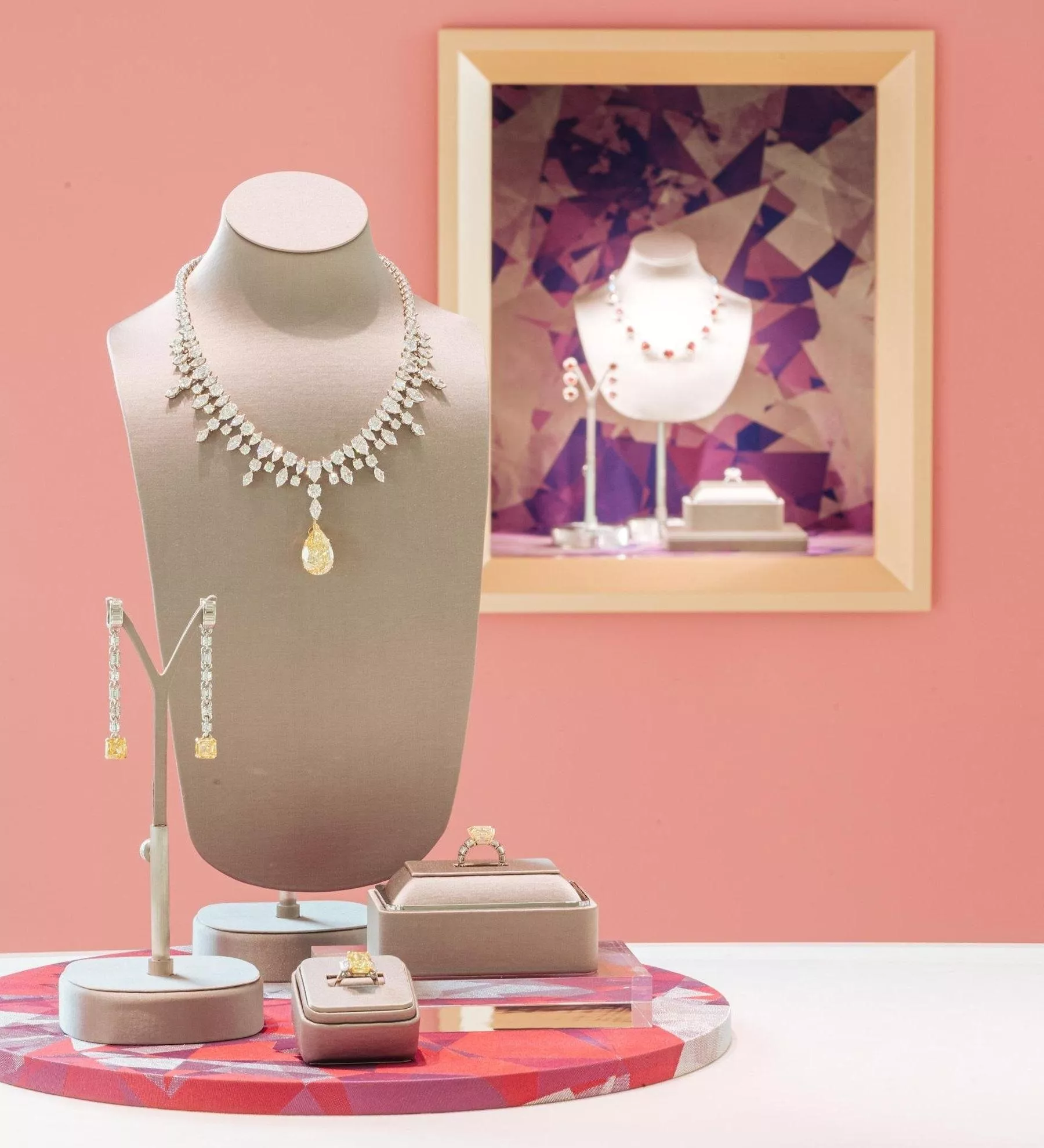 للمرة الأولى في الشرق الأوسط، علامة .Tiffany & Co تعرض أكثر من 200 قطعة من المجوهرات الراقية