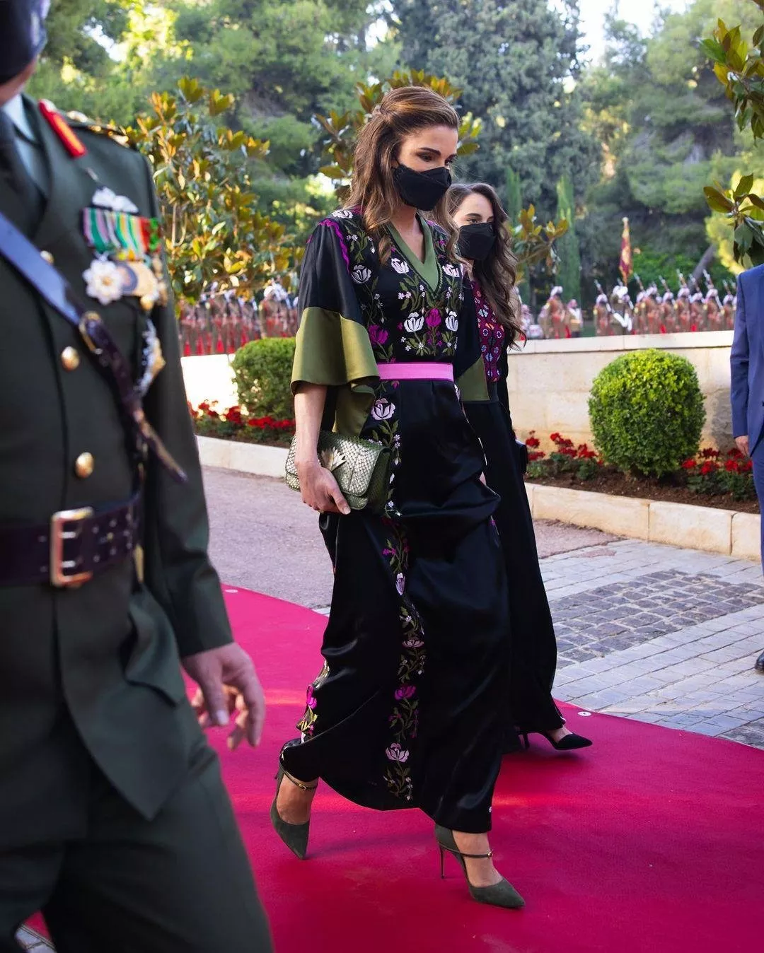 الملكة رانيا تطلّ بلوك شرقي ملفت برفقة عائلتها خلال الإحتفال بعيد استقلال الأردن الـ75