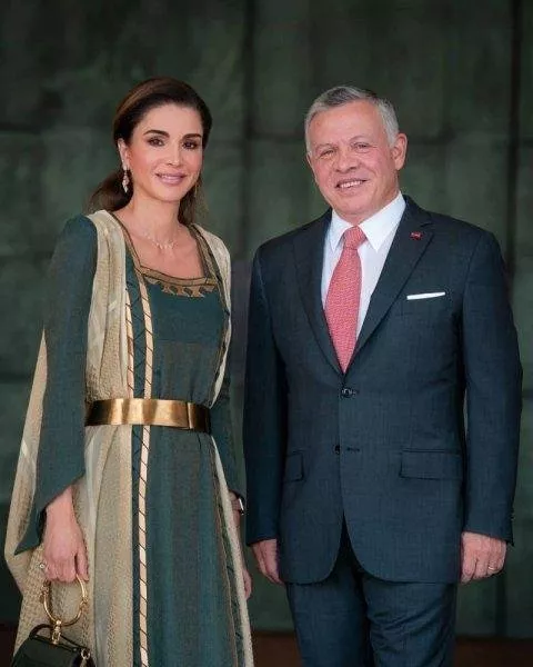 الملكة رانيا تطلّ بلوك شرقي ملفت برفقة عائلتها خلال الإحتفال بعيد استقلال الأردن الـ75
