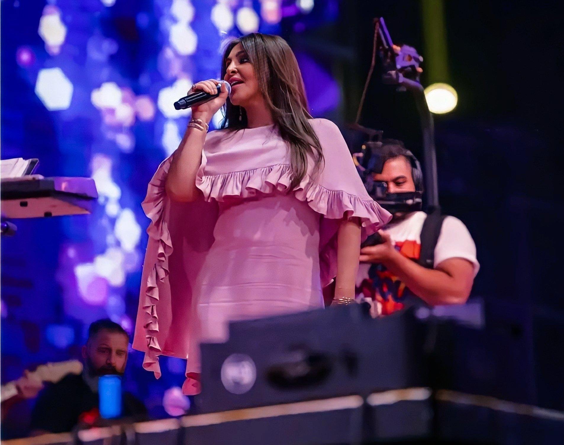 اليسا بغداد فالنتينو إليسا حفل فستان قصير حفل سندباد لاند - موضة - موضة المشاهير - إطلالة - طلة - elissa - baghdad - iraq