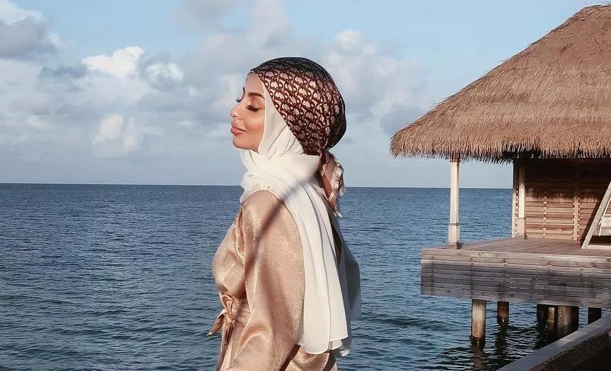 دليلكِ الكامل لاختيار أفضل قماش حجاب في الصيف والشتاء
