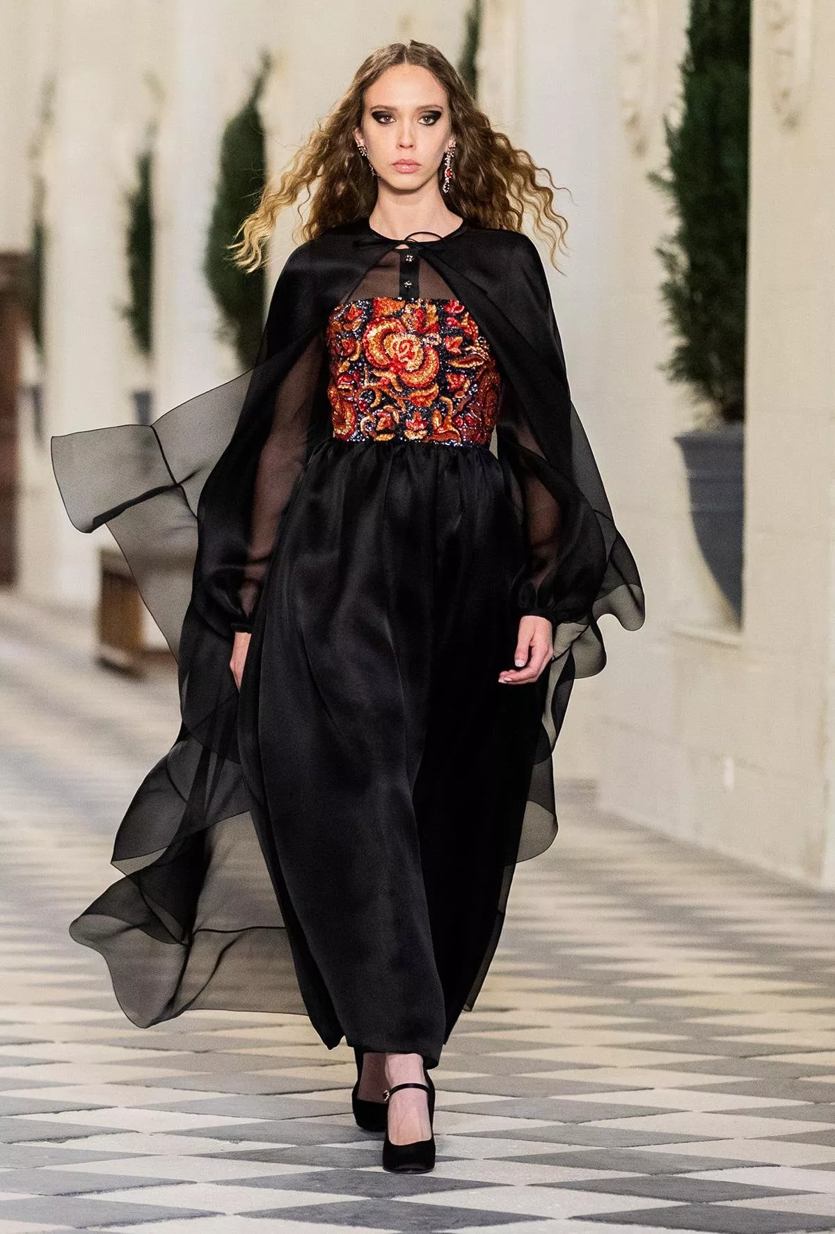 Chanel تطلق مجموعة Métiers d’art 2020-2021: تصاميم تجسّد عصر النهضة في المملكة الفرنسية