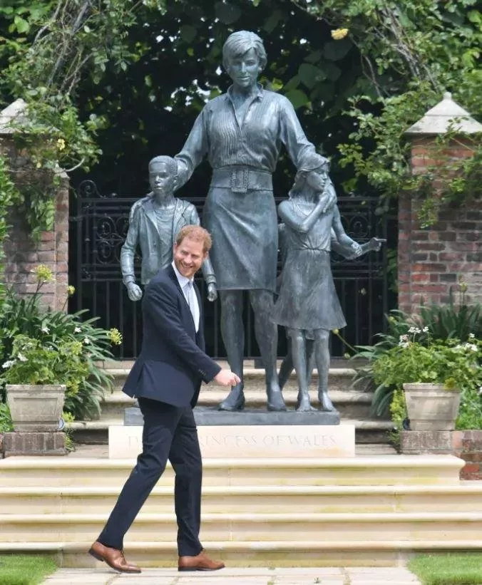 بمناسبة عيد ميلاد الأميرة ديانا الـ60، الأمير هاري والأمير وليام يجتمعان لإزلة النقاب عن تمثال لوالدتهما الراحلة