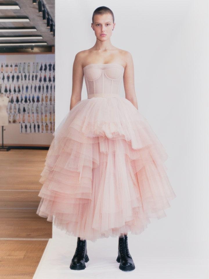 Alexander McQueen الكورسيه صيحة لربيع وصيف 2021 أخر موضة صيحات Corset Trend Fashion Show 