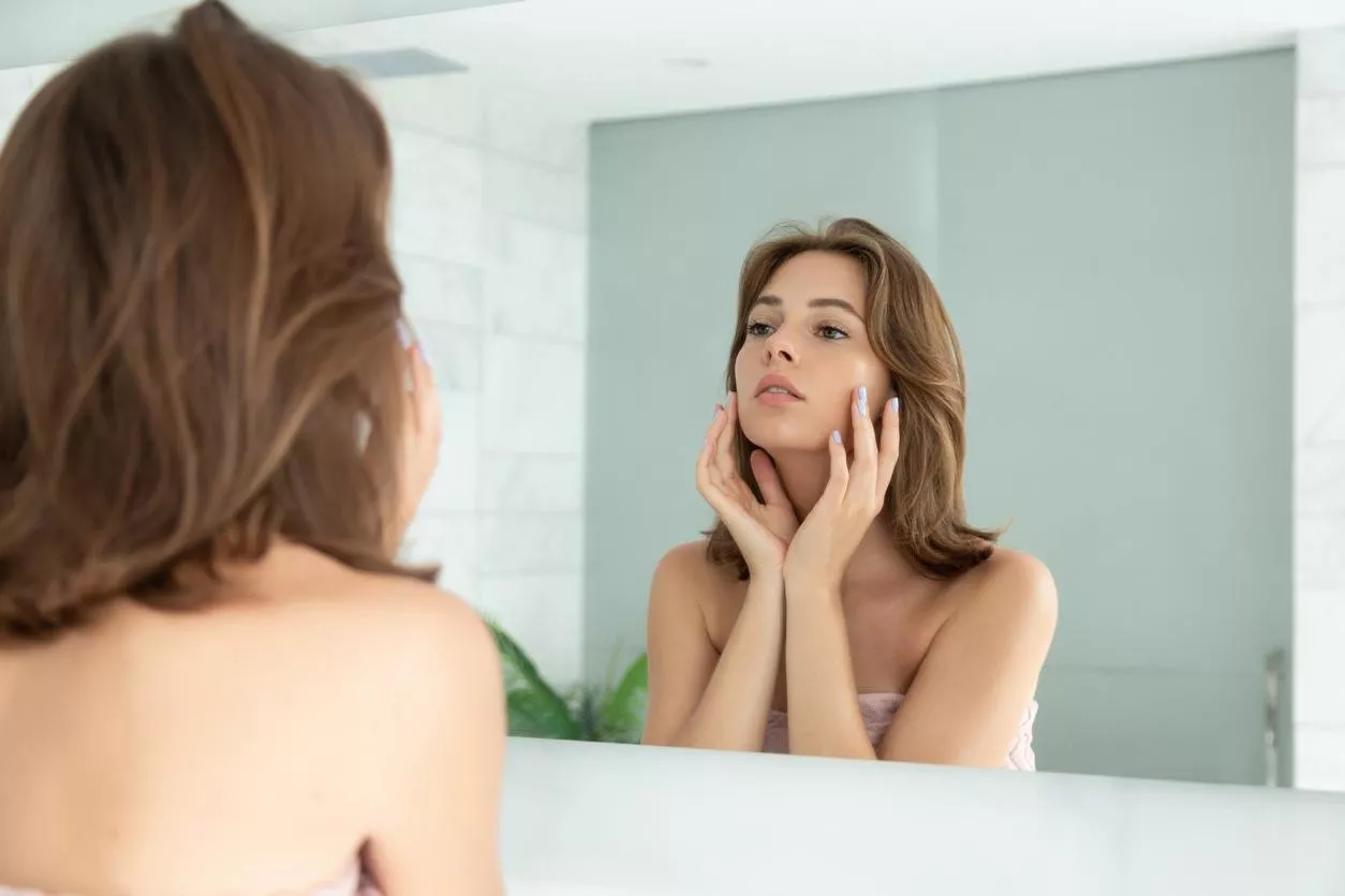 ما هي أضرار تشقير الوجه وكيف تتجنّبينها؟