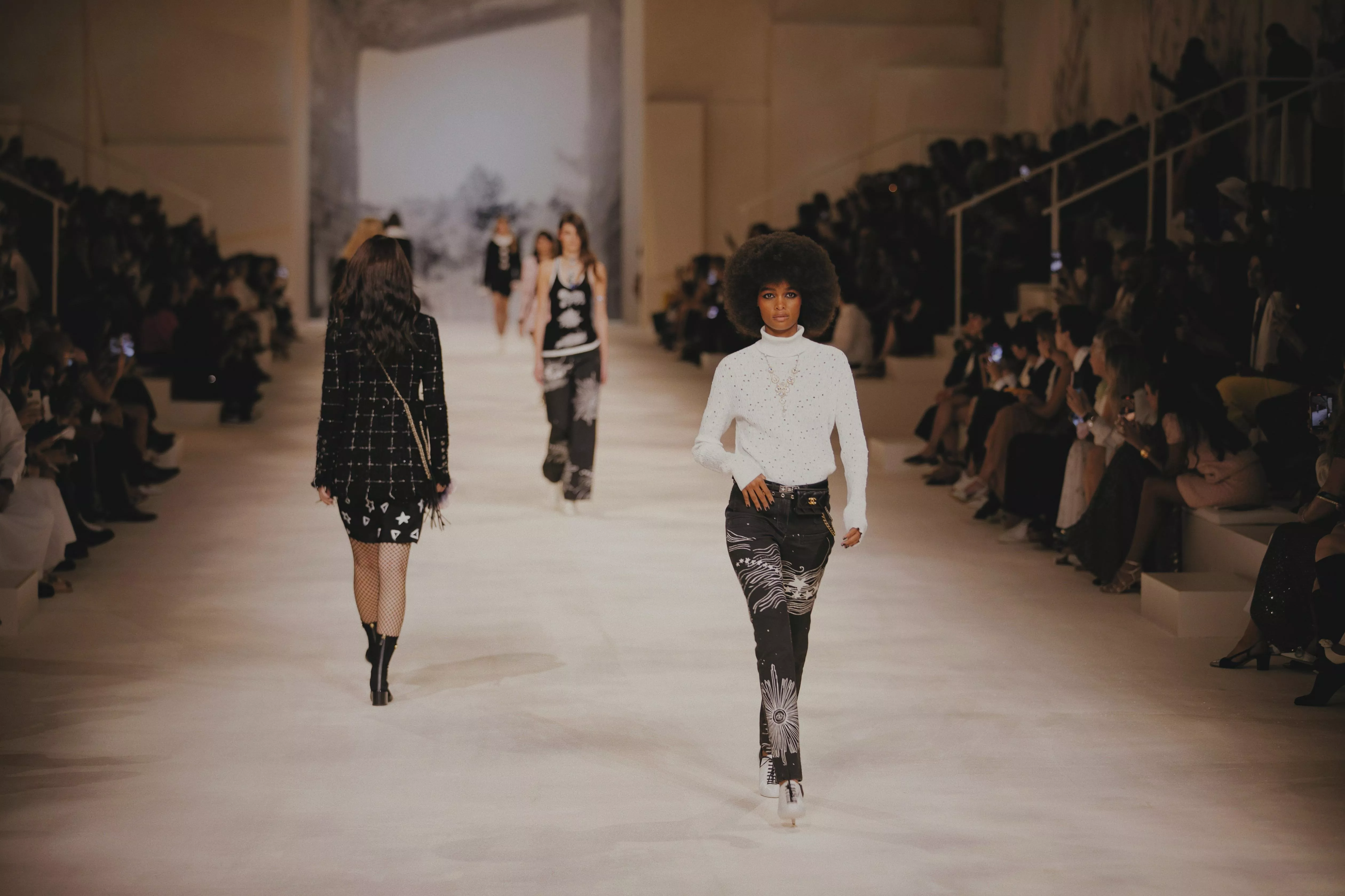 Chanel تقدّم مجموعتها التحضيرية لربيع 2022 في دبي وسط حضور نجمات عدّة ووجوه السوشيل ميديا