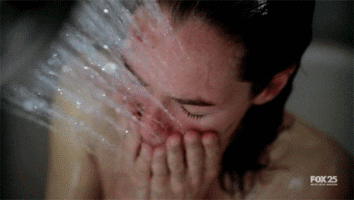 لماذا عليكِ تجنّب تنظيف الوجه أثناء الاستحمام؟