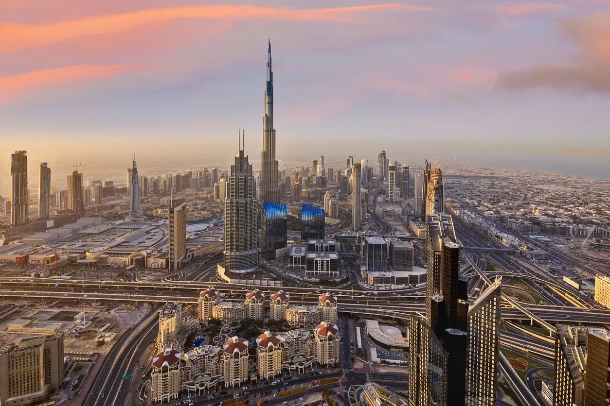 الإمارات تعلن عن إجازة منتصف النهار للعمال في صيف 2022