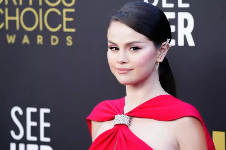 أسرار جمال ورشاقة Selena Gomez: حيل ذكية تقوم بها لبشرة شابة وجسم رشيق