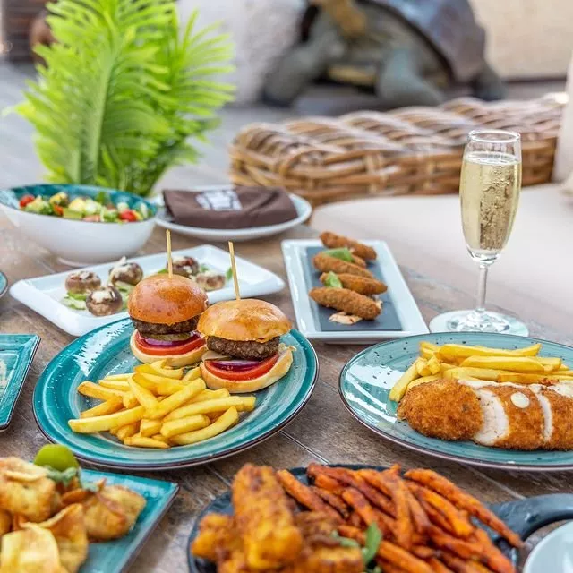 افضل مطاعم ابو ظبي للاحتفال بعيد الاب: أطباق شهية وجلسات ساحرة